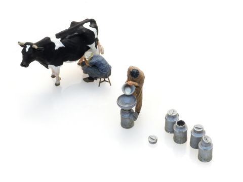 Artitec Milchbauern mit Kuh -  Fertigmodell aus Resin, lackiert - H0 / 1:87 (AR5870023)