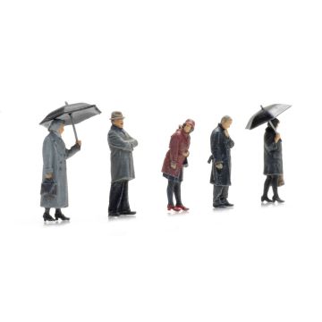 Artitec Passagiere im Regen -  Fertigmodell aus Resin, lackiert - H0 / 1:87 (AR5870003)